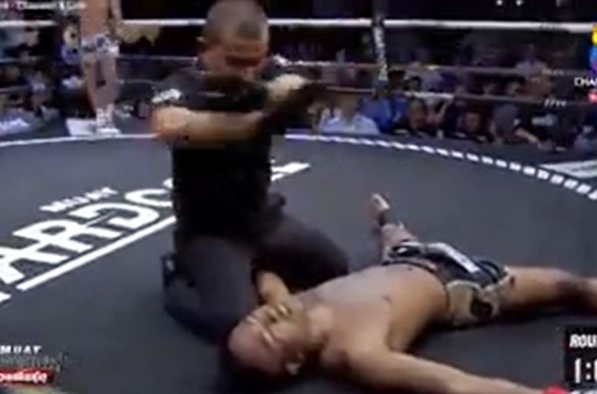 ¡IMPACTANTE! Árbitro reacciona de manera magistral ante nocaut en muay thai