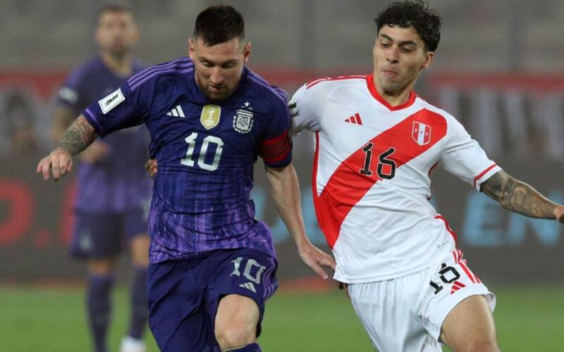 Franco Zanelatto es una de las opciones que manejan los albos como posible refuerzo en delantera. Foto: EFE.