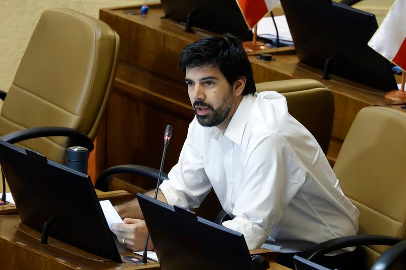 presentó su renuncia a la UDI.