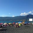 Con aguas cristalinas y arena volcánica: Esta gran playa es apta para el baño e ideal para ir en verano si viajas a Pucón