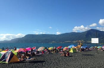 Con aguas cristalinas y arena volcánica: Esta gran playa es apta para el baño e ideal para ir en verano si viajas a Pucón