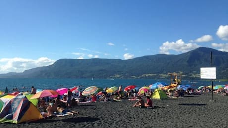 Con aguas cristalinas y arena volcánica: Esta gran playa es apta para el baño e ideal para ir en verano si viajas a Pucón