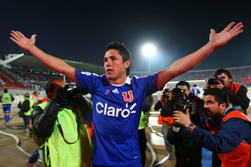 FUTBOL, UNIVERSIDAD CATOLICA VS UNIVERSIDAD DE CHILE
FINAL, PARTIDO DE VUELTA, CAMPEONATO DE APERTURA 2011
EL JUGADOR DE UNIVERSIDAD DE CHILE GUSTAVO CANALES, CENTRO, CELEBRA EL CUARTO GOL DE CONTRA DE UNIVERSIDAD CATOLICA DURANTE EL PARTIDO DE PRIMERA DIVISION JUGADO EN EL ESTADIO NACIONAL.
12/06/2011
SANTIAGO, CHILE
MAX MONTECINOS/PHOTOSPORT
SOCCER, UNIVERSIDAD DE CHILE VS UNIVERSIDAD CATOLICA
FINAL, SECOND GAME, APERTURE CHAMPIONSHIP 2011
UNIVERSIDAD DE CHILE'S GUSTAVO CANALES, CELEBRATES AFTER SCORING AGAINST UNIVERSIDAD CATOLICA`S DURING THEIR FIRST DIVISION SOCCER MATCH AT NATIONAL STADIUM IN SANTIAGO, CHILE.
12/06/2011
MAX MONTECINOS/PHOTOSPORT