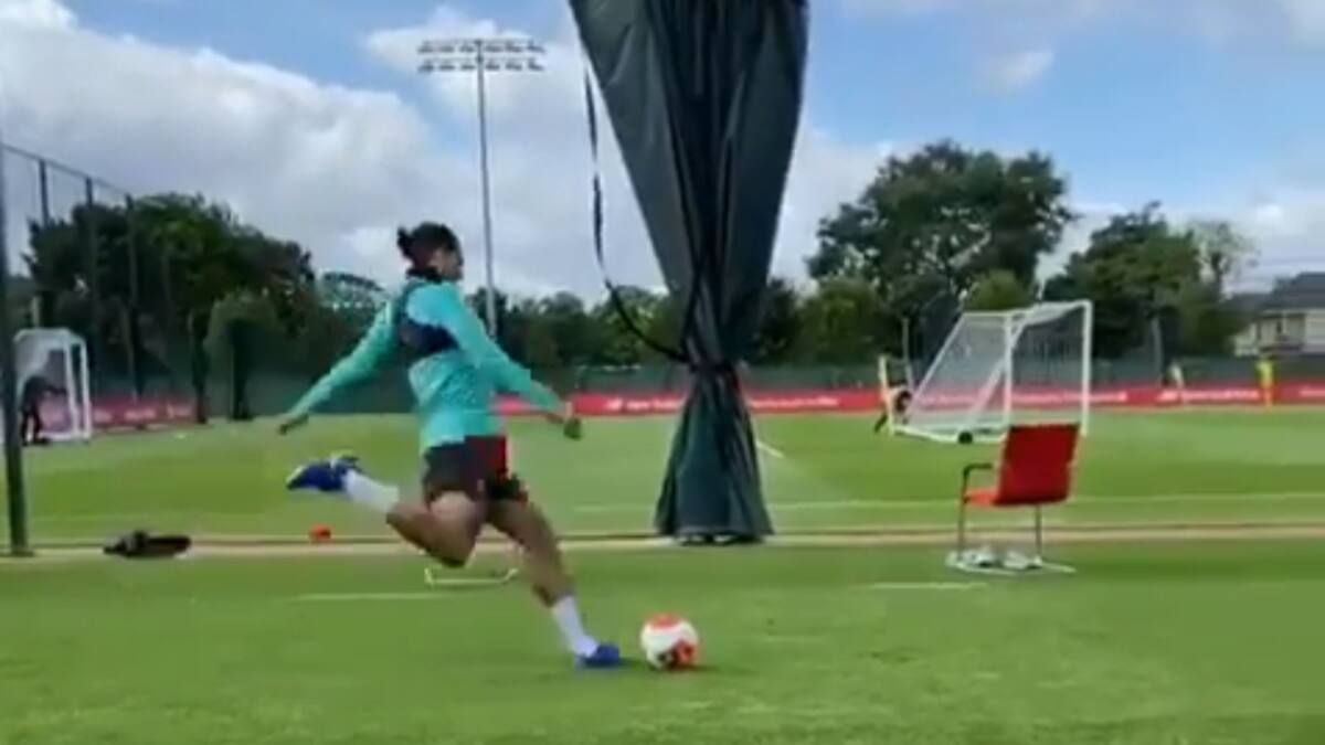 ¡Cuánta clase! Virgil van Dijk sorprendió con su precisión en práctica del Liverpool