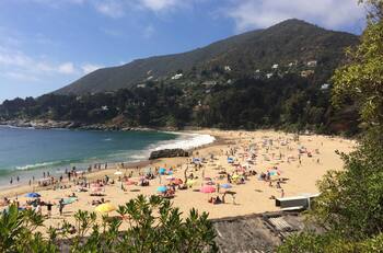 Esta turística comuna prohibió coolers y parlantes en la playa: hay una cuantiosa multa