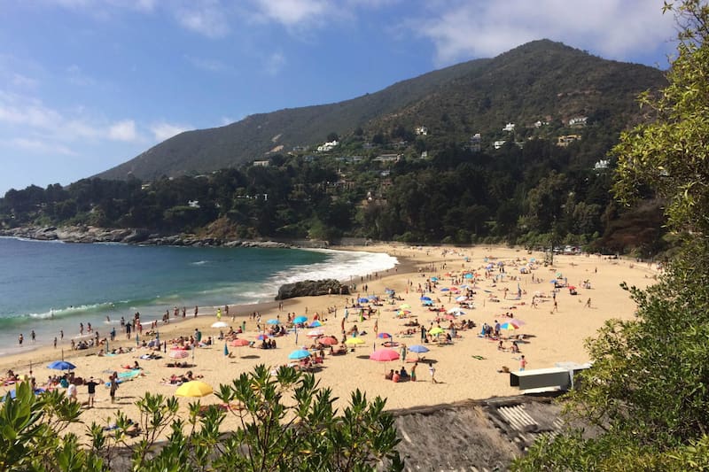 Este balneario ubicado en la Región de Valparaíso es ideal para darse un chapuzón y refrescarse del calor del verano.