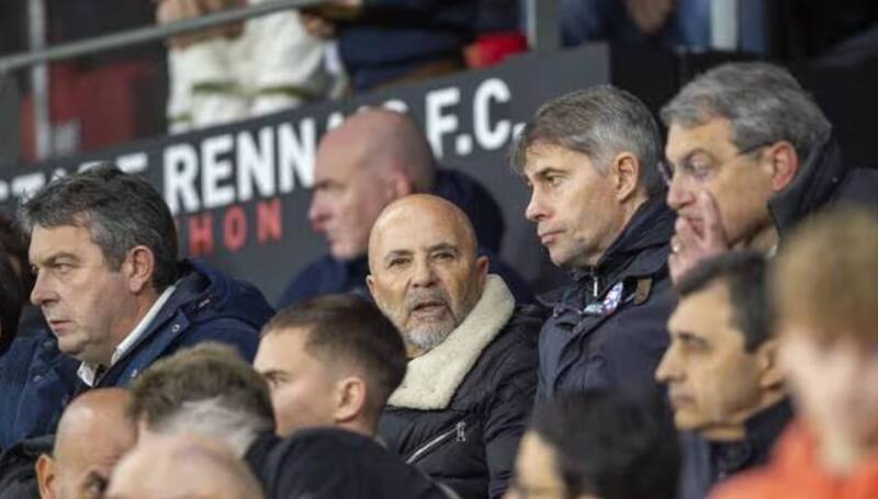 Jorge Sampaoli en el Roahzon Park. Sería la primera vez y casi única que se le vería con su cabeza descubierta.