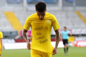 Figura del Dortmund celebró pidiendo "justicia para George Floyd"
