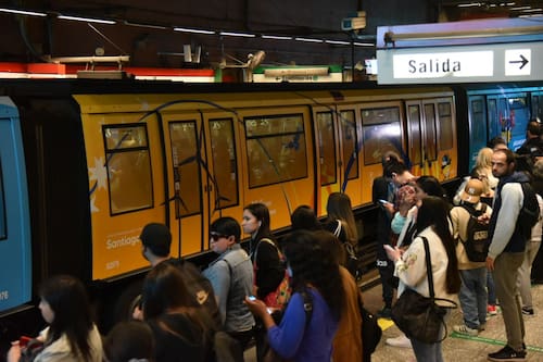 Solo por este jueves: Metro de Santiago extenderá su horario de cierre en once estaciones de la red