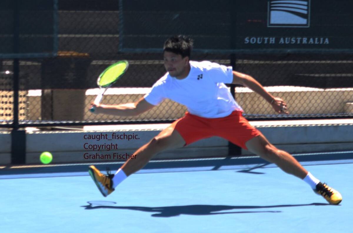 Tenista australiano hace trizas su raqueta en el Challenger de Kobe