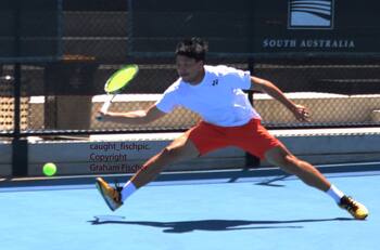 Tenista australiano hace trizas su raqueta en el Challenger de Kobe