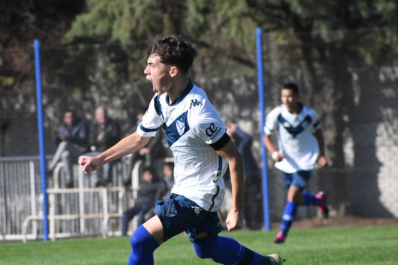 El joven delantero brilla en Vélez y puede jugar por La Roja.