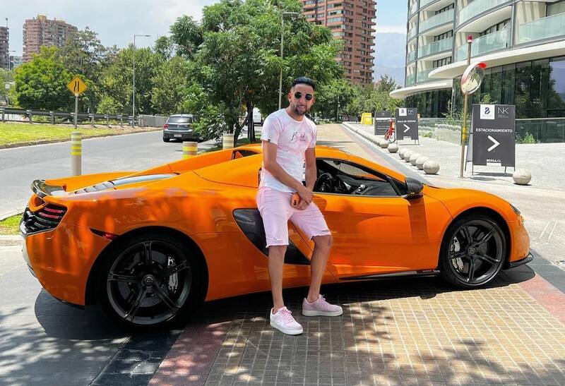 Mauricio Isla y su lujoso auto. Foto: Instagram Mauricio Isla