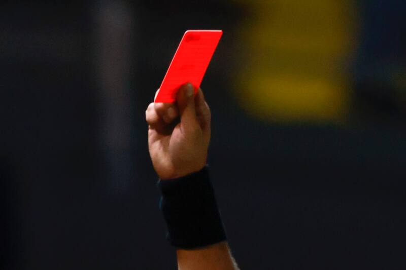 Árbitro mostrando tarjeta roja. Foto: Aton.