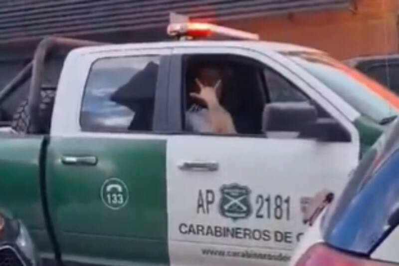 con la camiseta de Colo Colo en patrulla de Punta Arenas.