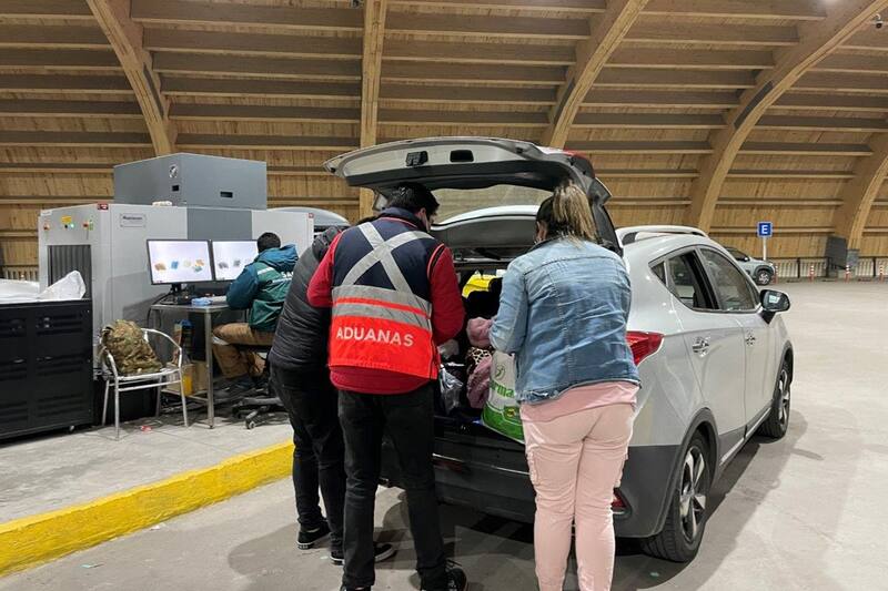 Argentinos cruzan de forma masiva a Chile.