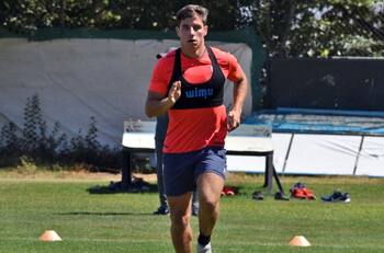 Dolor de cabeza para Ariel Holan: la lesión que alejaría a Clemente Montes del Clásico Universitario ante la U