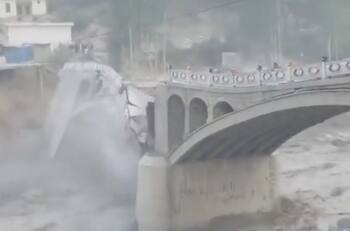 VIDEO | Puente Colapsó en Pakistán por derretimiento de un glaciar tras temperaturas de 50 grados
