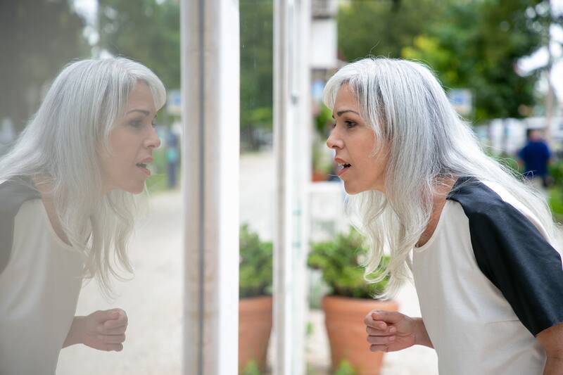 A pesar de que pueda parecer extraño, conversar con nosotros mismos tiene múltiples beneficios para la salud.