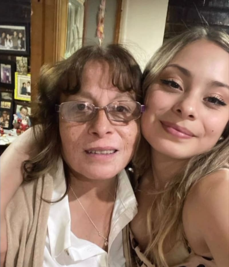 Skarleth Labra junto a su abuela. Foto: Instagram.