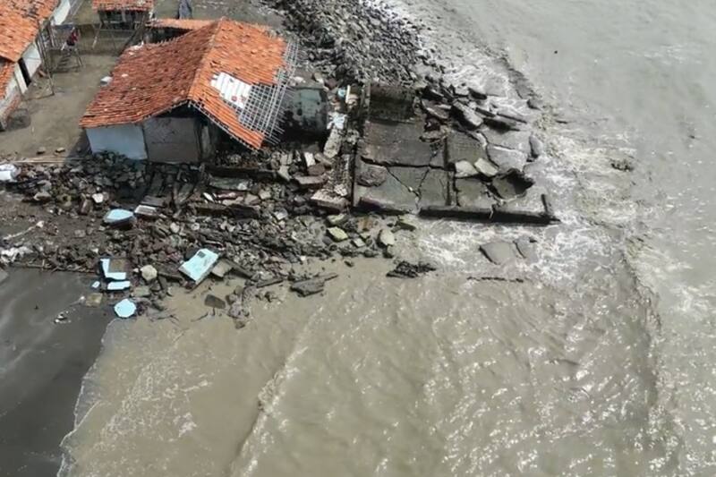 Playas de Indonesia desaparecen.