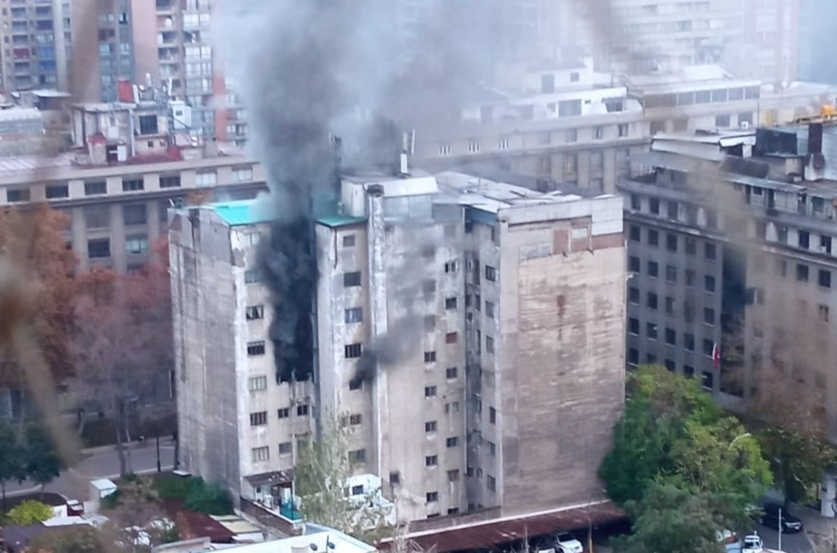 VIDEO | Devastador incendio se registra en un departamento ubicado en Santiago Centro