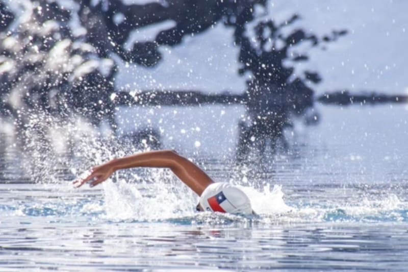 La impresionante fortaleza física de Bárbara Hernández, nadando en aguas congeladas. Foto: Instagram Bárbara Hernández.