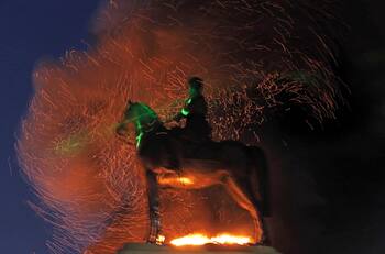 Diversas reacciones con memes y críticas a la remoción de la estatua de Baquedano desde Plaza Italia