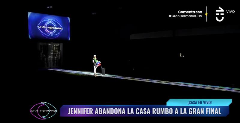 Jennifer Galvarini apagando las luces de "Gran Hermano" Chile.