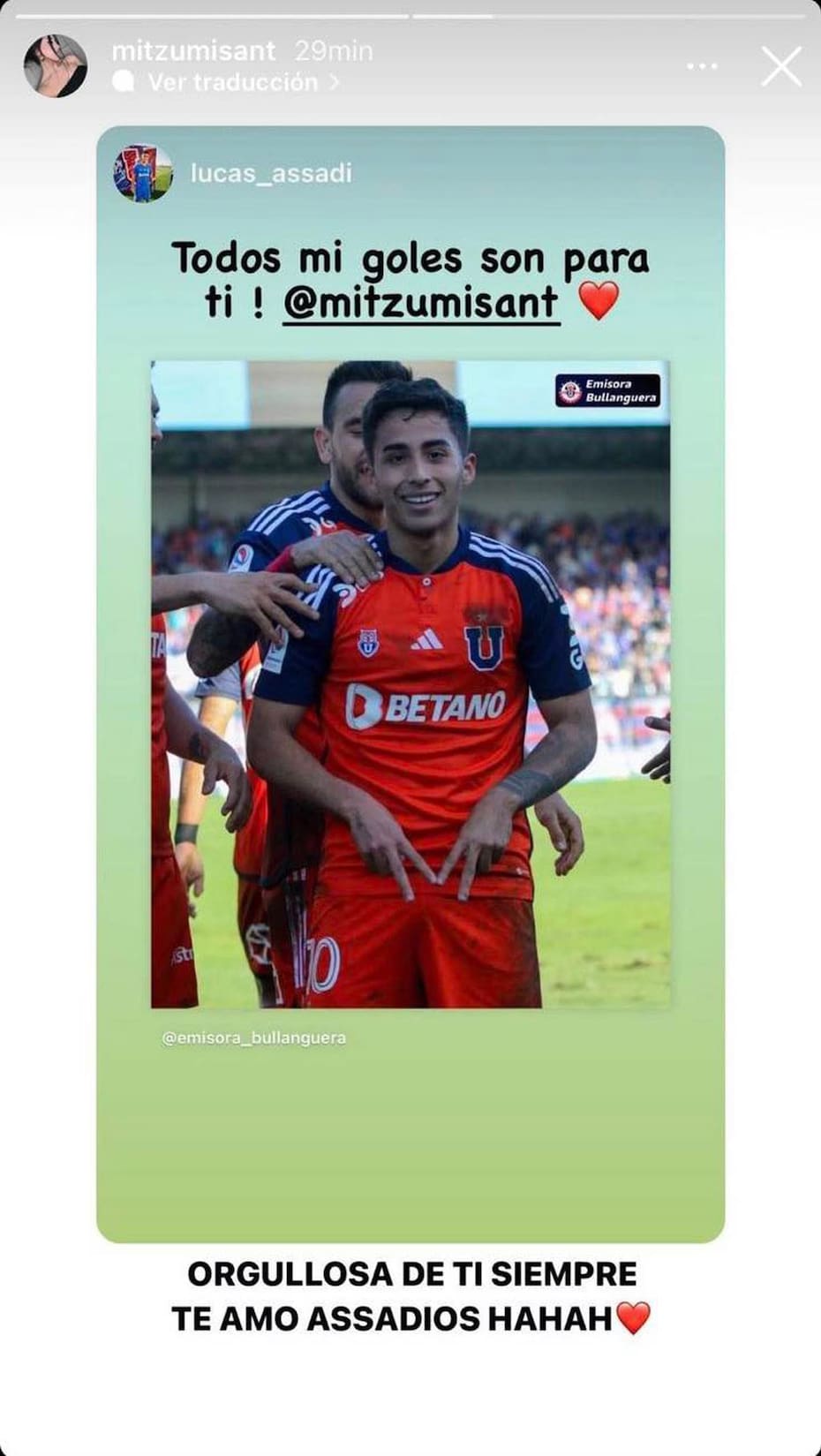 La celebración de Lucas Assadi a Mitzumi Santibáñez.