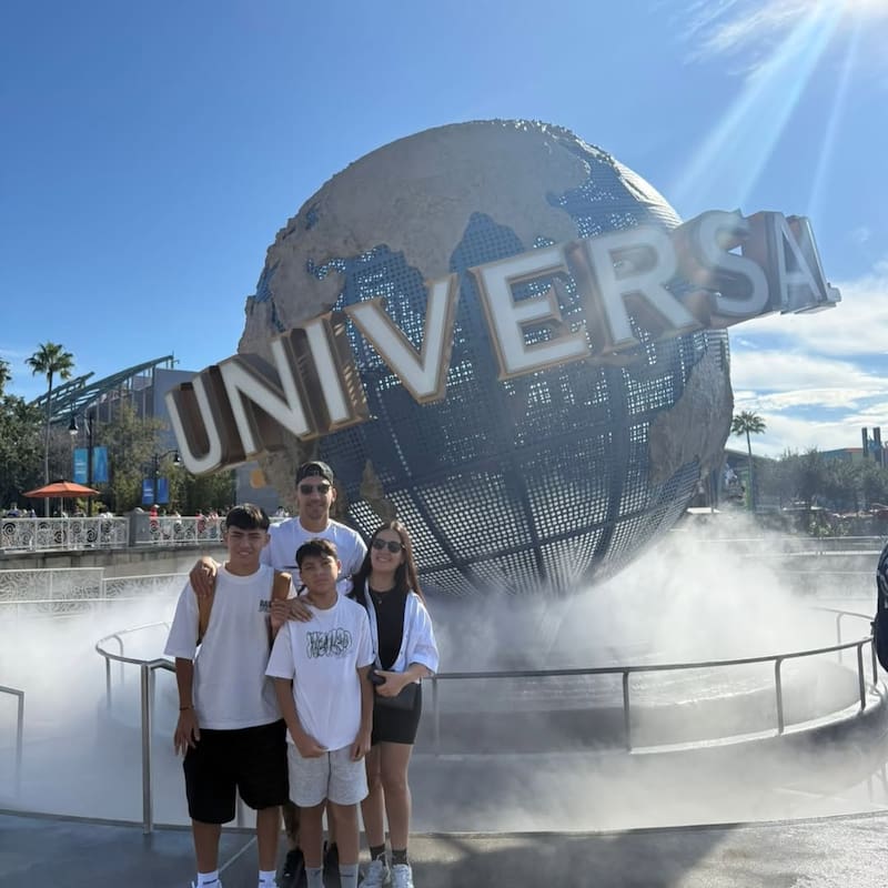 Junto a su familia en el parque Universal Studios. Foto: @javier_correa9 en Instagram