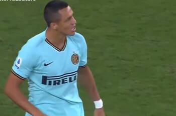 Desesperado grito de Alexis Sánchez a Antonio Candreva en el partido del Inter