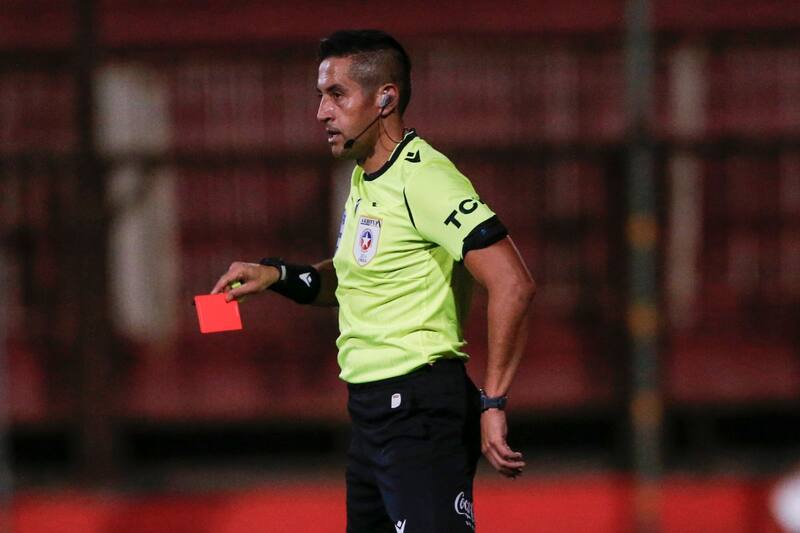 con la tarjeta roja en la mano, acción que efectuó en dos oportunidades contra Unión Española, en el partido de anoche en Santa Laura contra la UC. Foto: Agencia Aton.