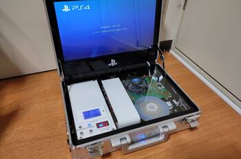 Japonés logra crear una PlayStation 4 portátil