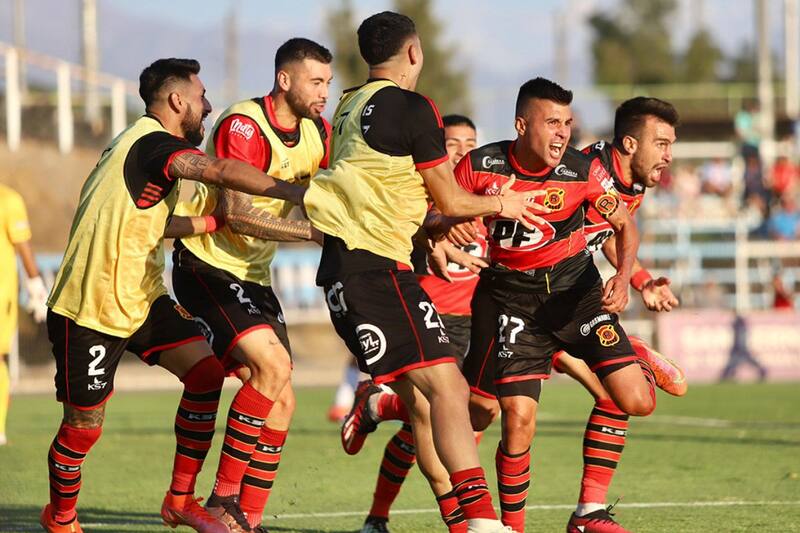 celebrando uno de sus tantos con la camiseta de Rangers.