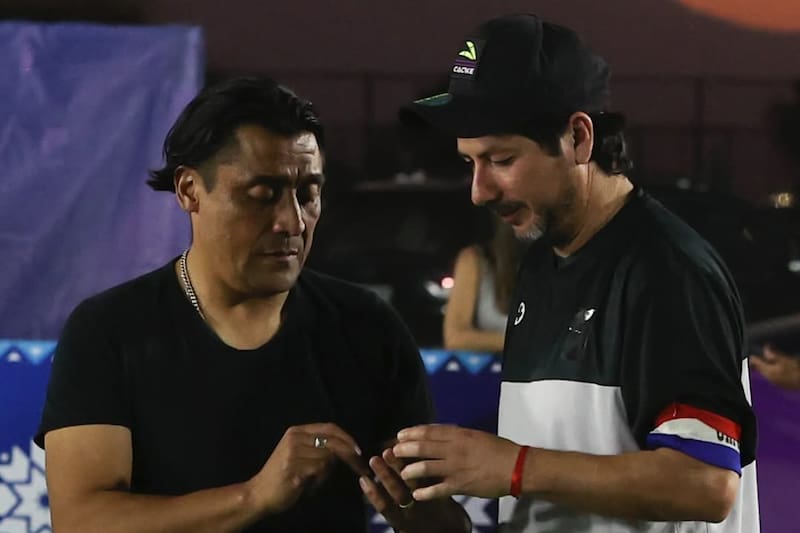 junto al técnico de Deportes Linares, Rodrigo Meléndez.