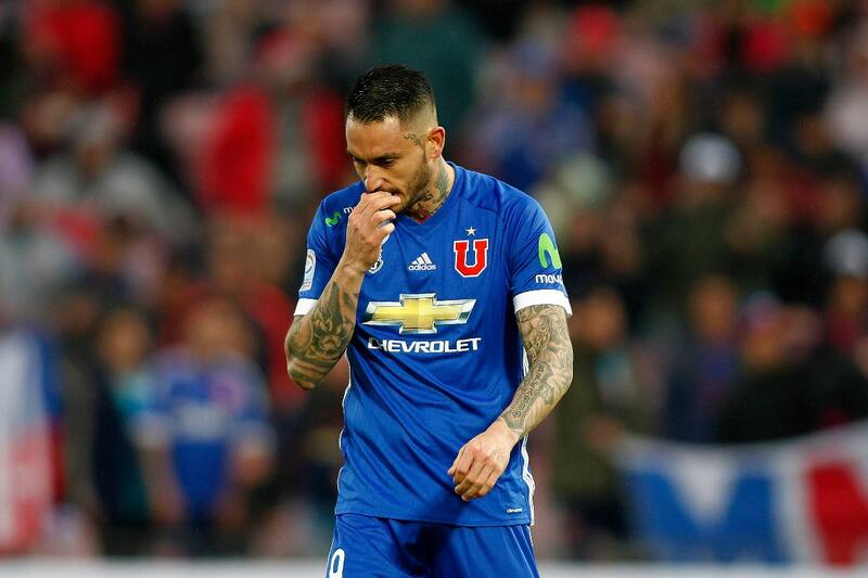 Mauricio Pinilla en un partido de Universidad de Chile, temporada 2017.