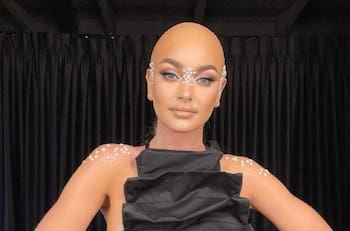 Daniela Nicolás se luce con look de otro planeta para el nuevo video de los Power Peralta
