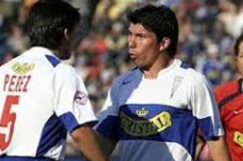Eros Pérez y Gary Medel se vieron las caras en un Clásico Universitario.