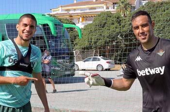 Marc Bartra le dio la bienvenida a Claudio Bravo en el Real Betis