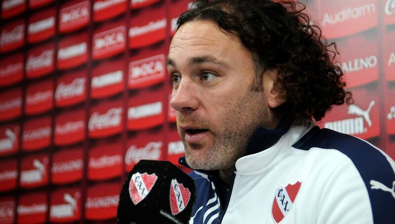Gabriel Milito en su etapa como entrenador de Independiente.