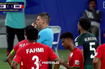 VIDEO | Árbitro se equivocó en el gesto por el VAR y desató escándalo en la Copa de Asia