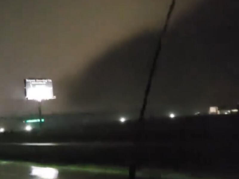 Video | Hombres registran el momento exacto en que atravesaron un tornado en Estados Unidos