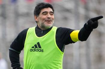 Maradona protagoniza nuevo baile en medio de una ovación de los hinchas de Newell's