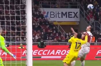 VIDEO | Terminaron sangrando: el fuerte choque de cabezas entre Gary Medel y Zlatan que mandó al vestuario al chileno