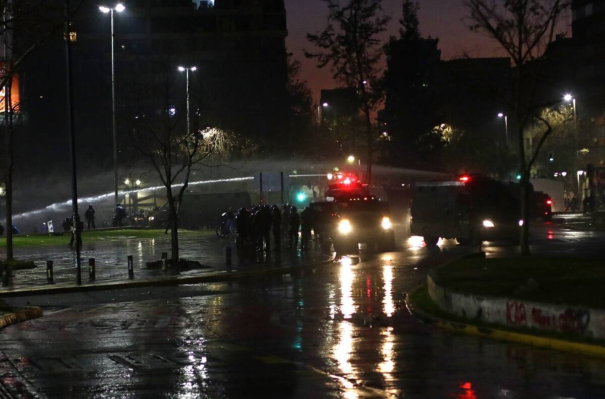 Enfrentamientos entre manifestantes y Carabineros marcan nueva jornada de manifestaciones