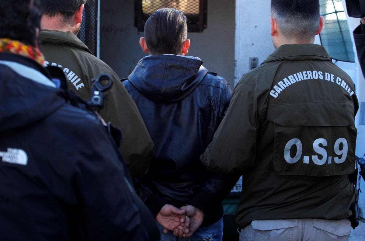 Dos carabineros fueron detenidos durante allanamiento por droga: intentaron huir por los techos