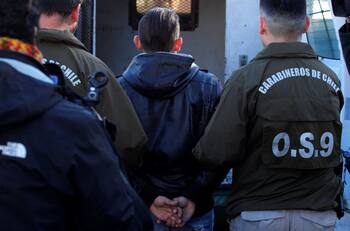 Dos carabineros fueron detenidos durante allanamiento por droga: intentaron huir por los techos