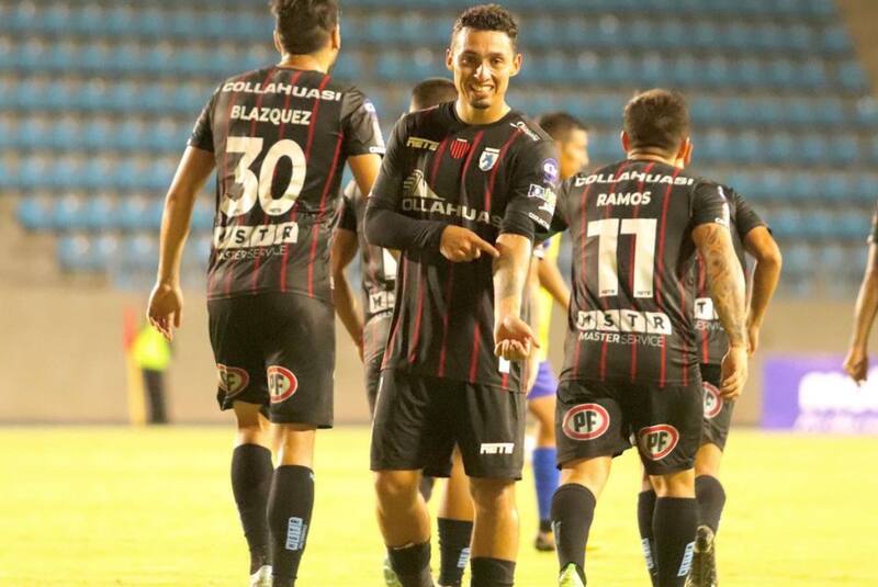 Joaquín Moya tras marcar un gol con la camiseta de Deportes Iquique.