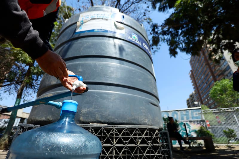 Debido a la cantidad de horas que se interrumpirá el servicio, Aguas Andinas avisó con anticipación a los vecinos que se verán afectados. Créditos: Karin Pozo/Aton Chile.